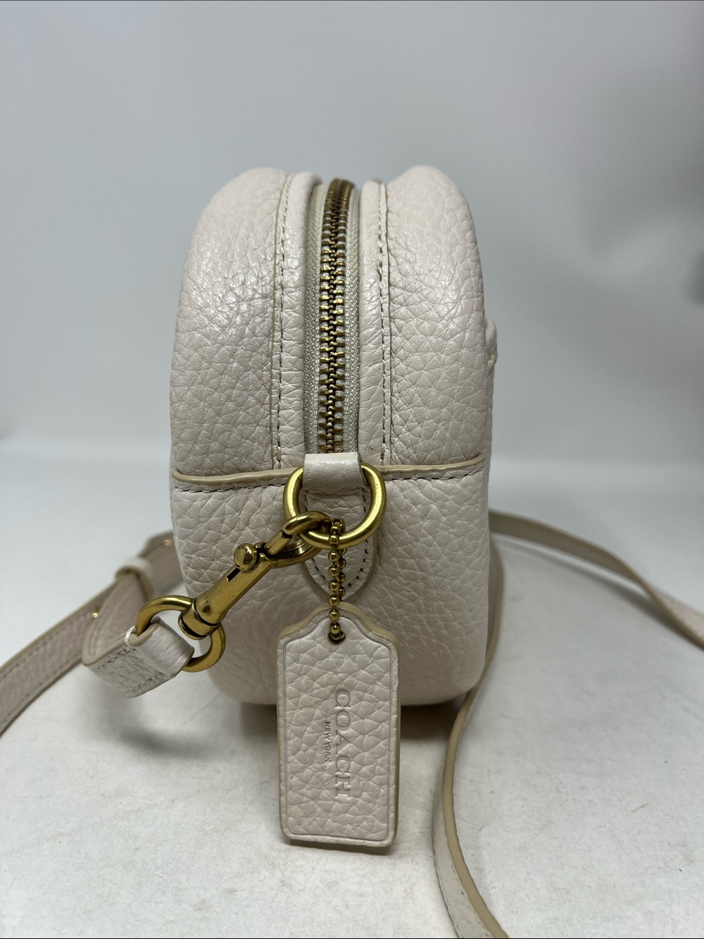 COACH CAMERA BAG PEBBLED LEATHER IN CHALK COLOR BRASS TURN LOCK CROSSBODY - Picture 8 of 16